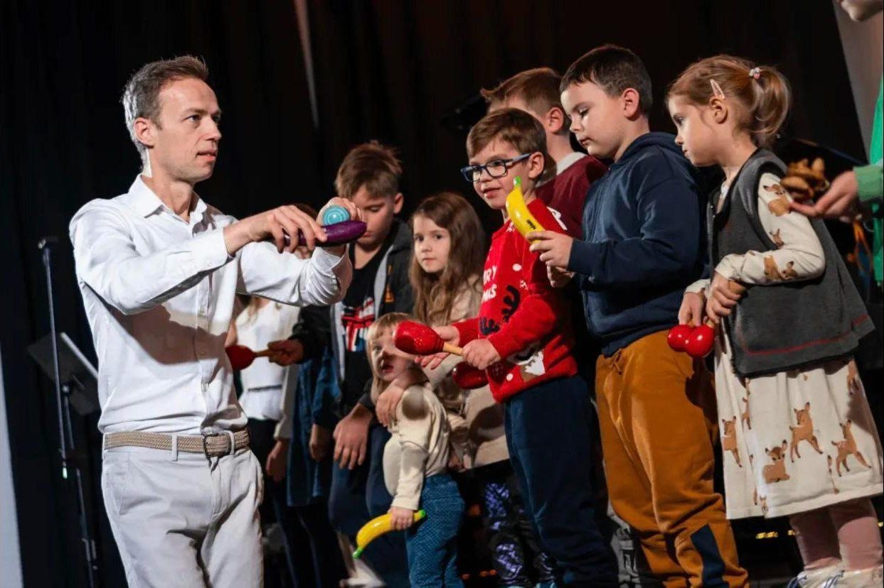 Dzieci grają na instrumentach podczas warsztatów NIFC