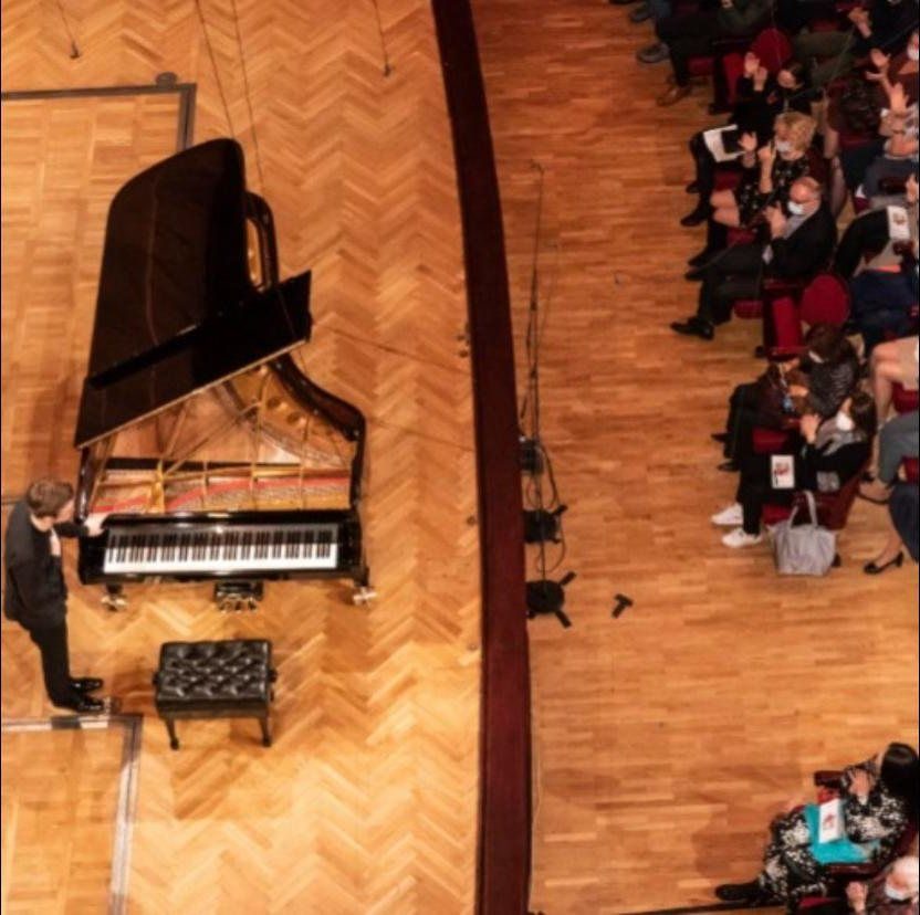 Pianista przy fortepianie widziany z góry podczas koncertu